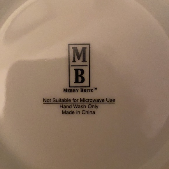 Set of 4 Merry Brite 7” porcelain Christmas bowls - Picture 6 of 6